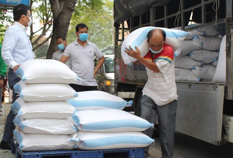 GS TS Thiếu tướng Trương Giang Long tặng 2000 kg gạo cho gia đình chính sách và hàng trăm bạn đọc mua Đặc san Linh khí Quốc gia số Xuân Quý Mão